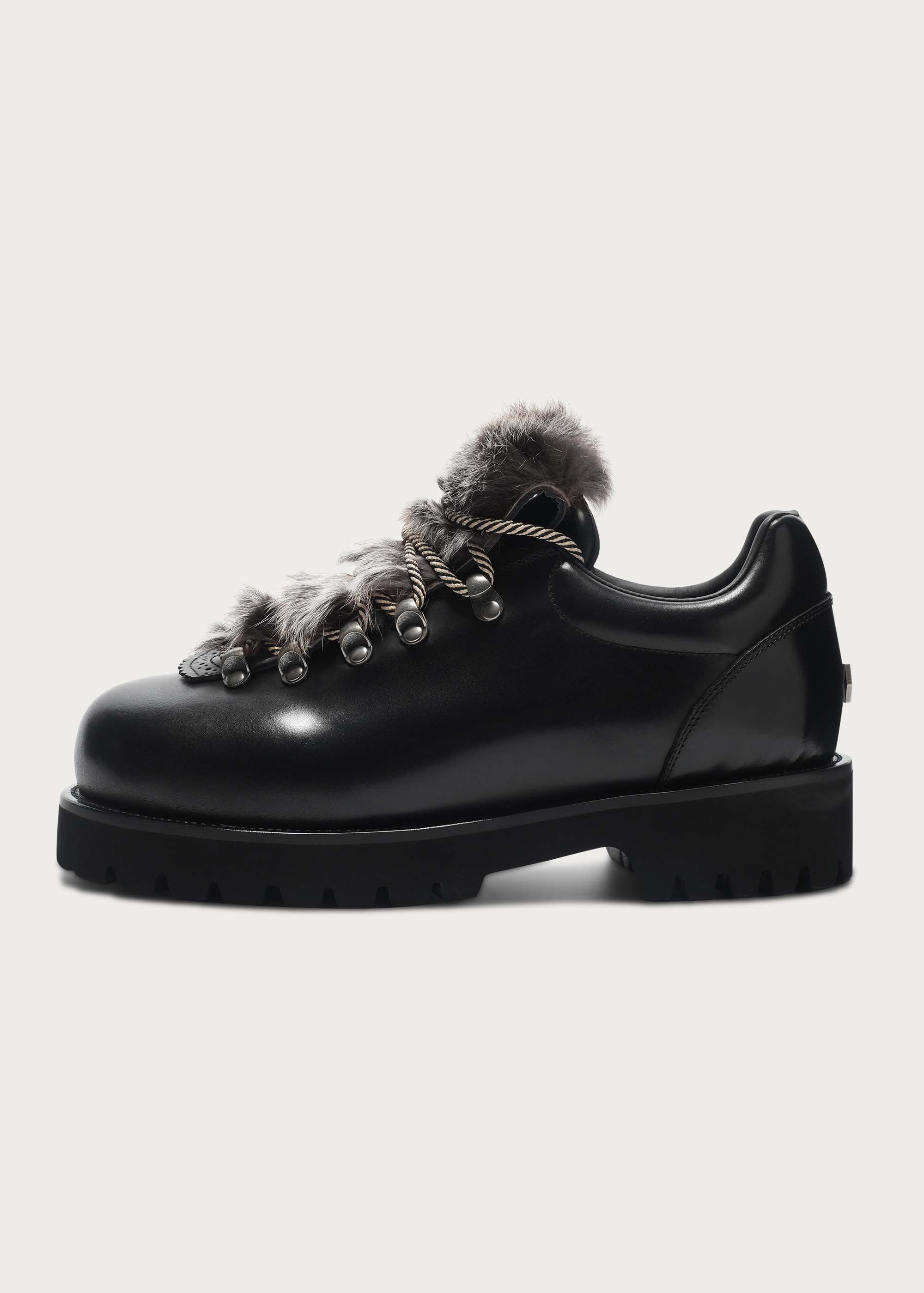 Outdoor-inspired hiking shoes Black