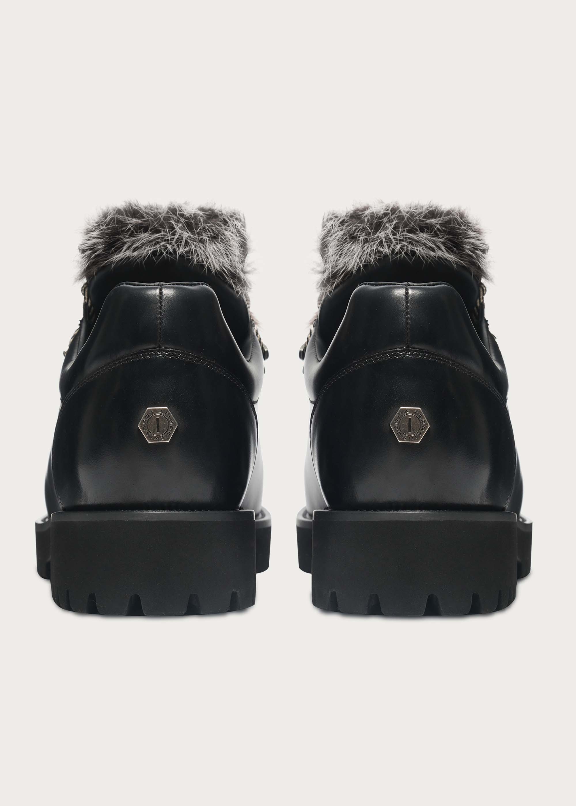 Outdoor-inspired hiking shoes Black - Image 9