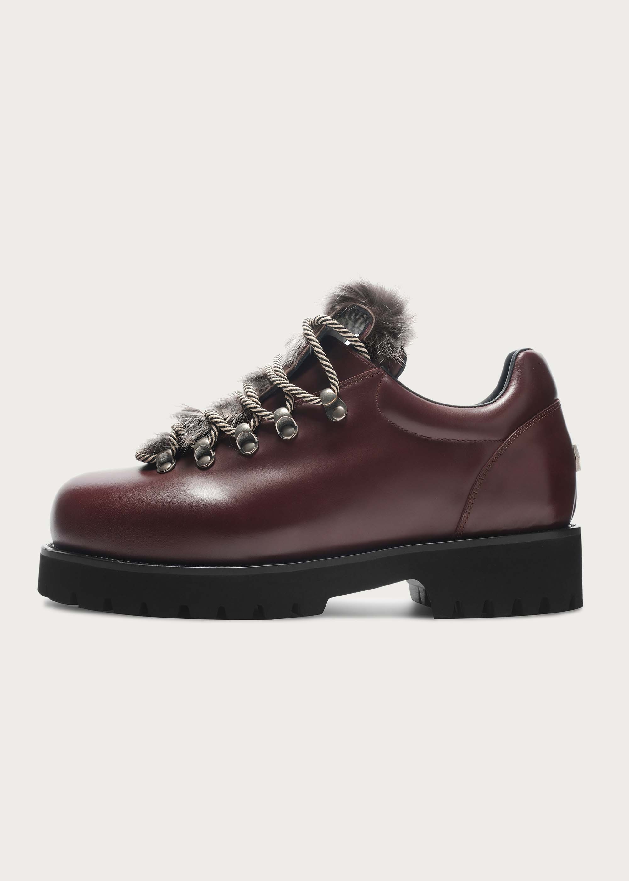 Outdoor-inspired hiking shoes Claret-red
